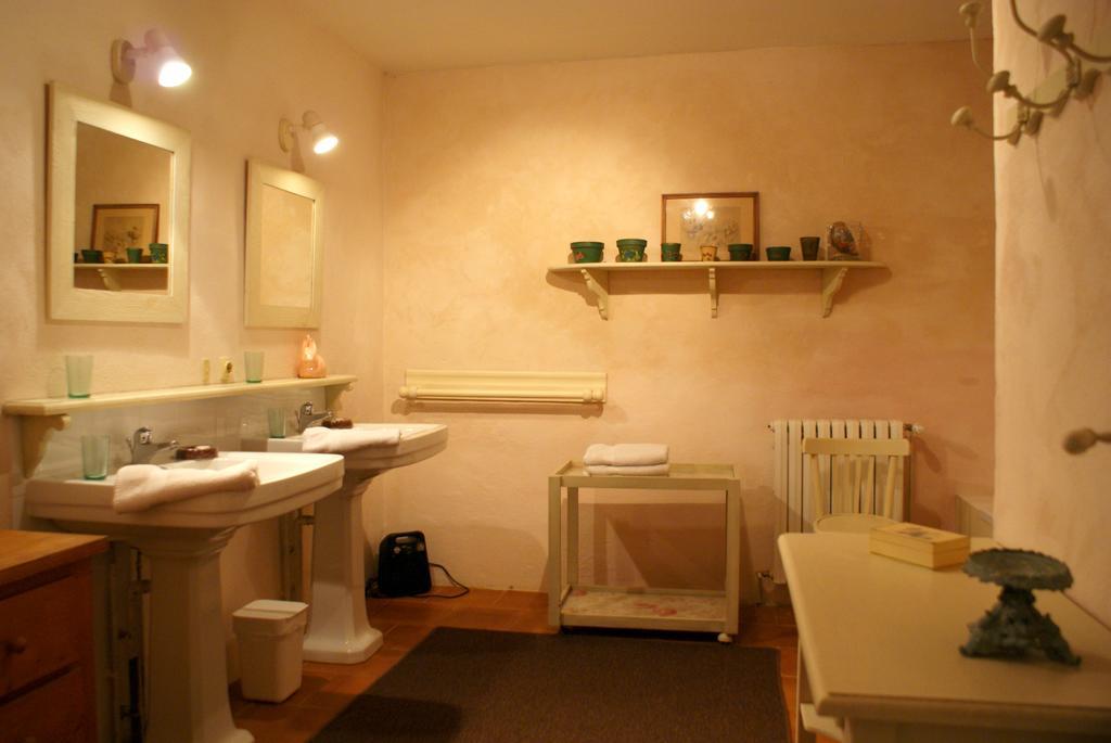 Chateau De Grenier Bed and Breakfast Saint-Léger Habitación foto
